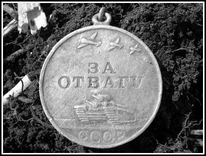 Медаль «За отвагу» с момента своего появления стала особо популярной и ценимой среди фронтовиков, поскольку ею награждали исключительно за личную храбрость, проявленную в бою. Это главное отличие медали «За отвагу» от некоторых других медалей и орденов, которые нередко вручались «за участие». В основном медалью «За отвагу» награждали рядовой и сержантский состав, но также она вручалась и офицерам (преимущественно младшего звена). Медаль «За отвагу» с момента своего появления стала особо популярной и ценимой среди фронтовиков, поскольку ею награждали исключительно за личную храбрость, проявленную в бою. Это главное отличие медали «За отвагу» от некоторых других медалей и орденов, которые нередко вручались «за участие». В основном медалью «За отвагу» награждали рядовой и сержантский состав, но также она вручалась и офицерам (преимущественно младшего звена).